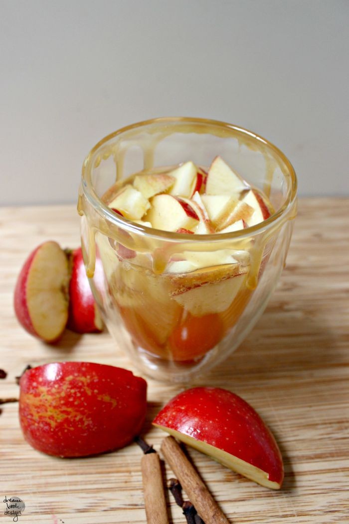 caramel apple sangria recipe 1 / dreambookdesign.com