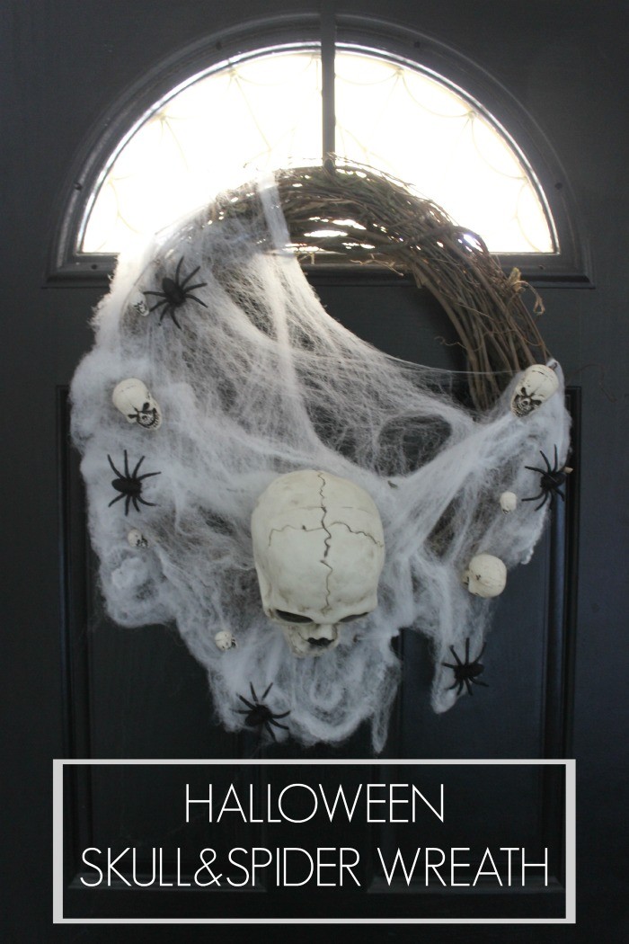 halloween skull and spider wreath for halloween / dreambookdesign.com